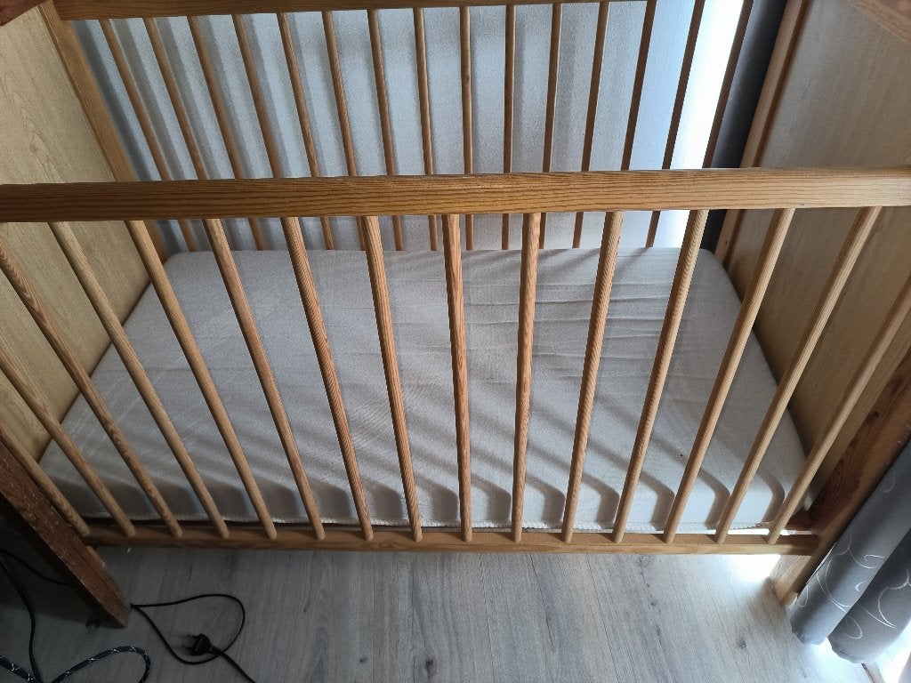 lit bébé en pin + matelas très bon état, Enlèvement, Utilisé, Lit
