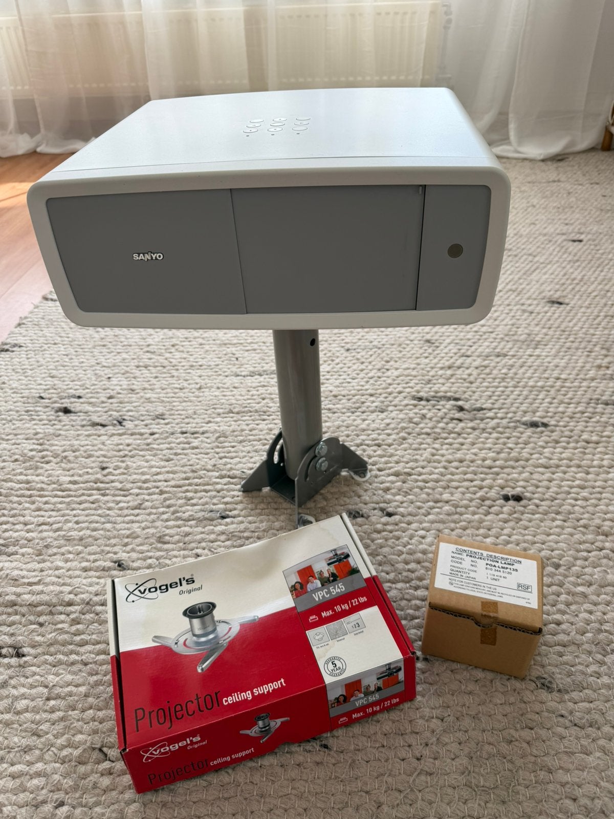 Sanyo PLV-Z700 + plafondmontage + reservelamp, Enlèvement, Comme neuf