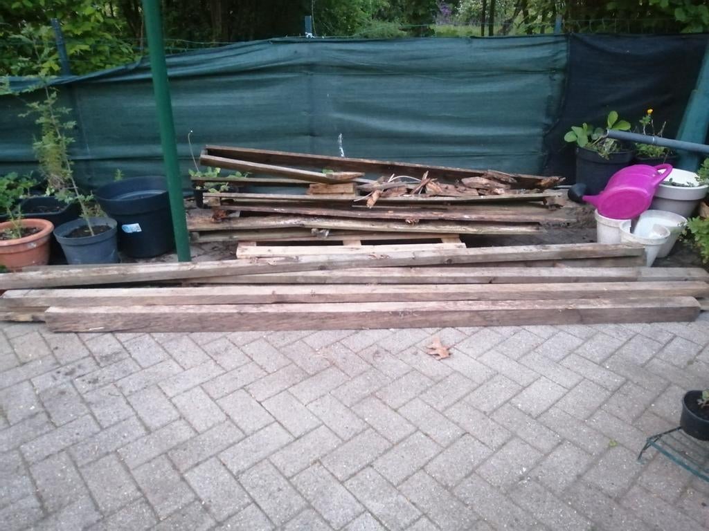 Balken,  planken, oude palletten. Stookhout, Ophalen