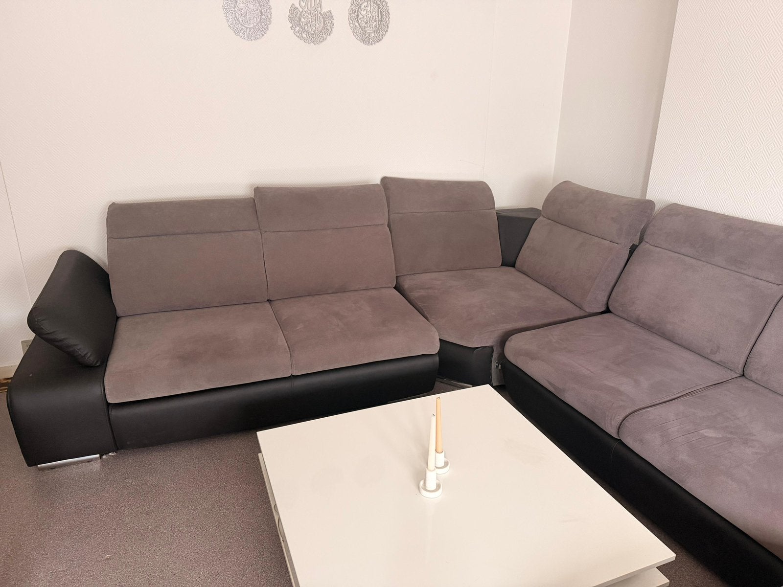 300 euro Te koop: Moderne hoekzetel + witte salontafel, Enlèvement, Utilisé