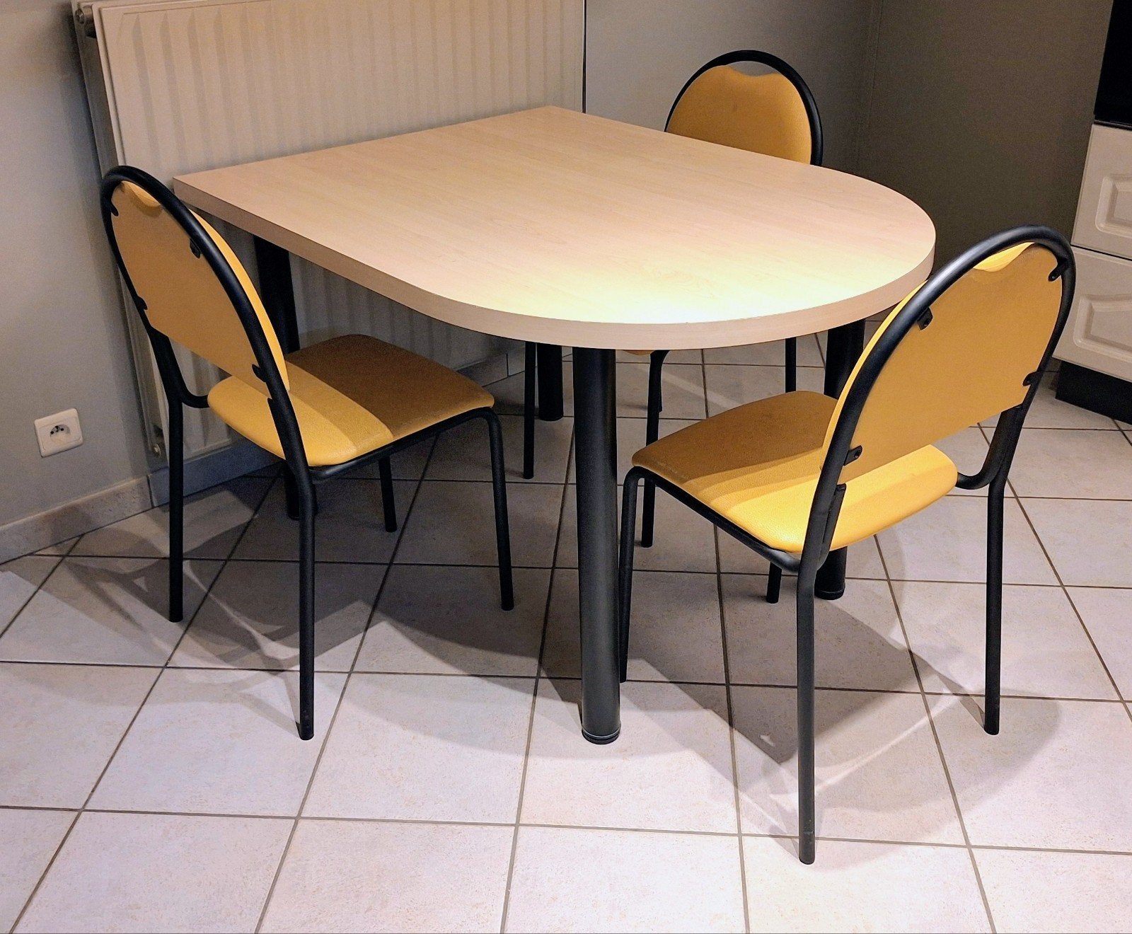 Keukentafel voor 2 a 3 personen
Voor 2 a 3 perso, Huis en Inrichting, Tafels | Eettafels, Ophalen, Gebruikt, Drie personen, Overige vormen