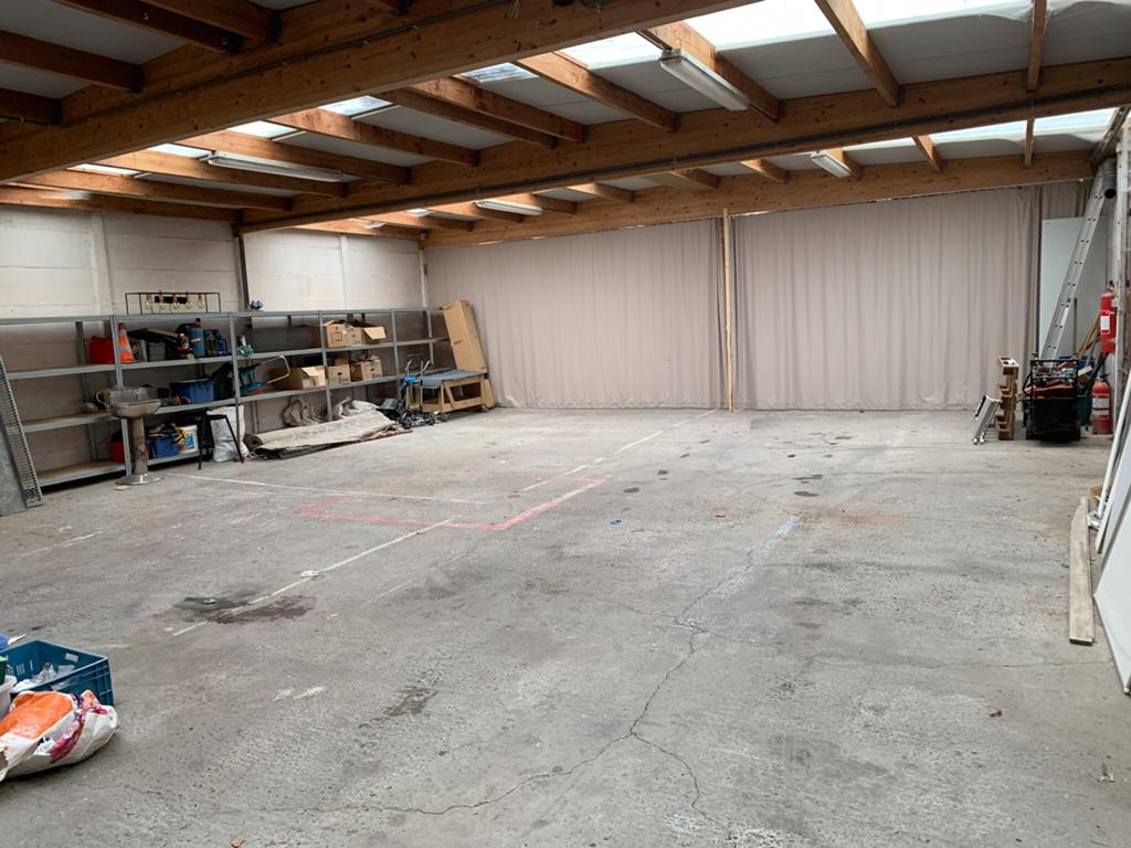 Hangaar 850 m2 grond en 310 m2 opslagruimte