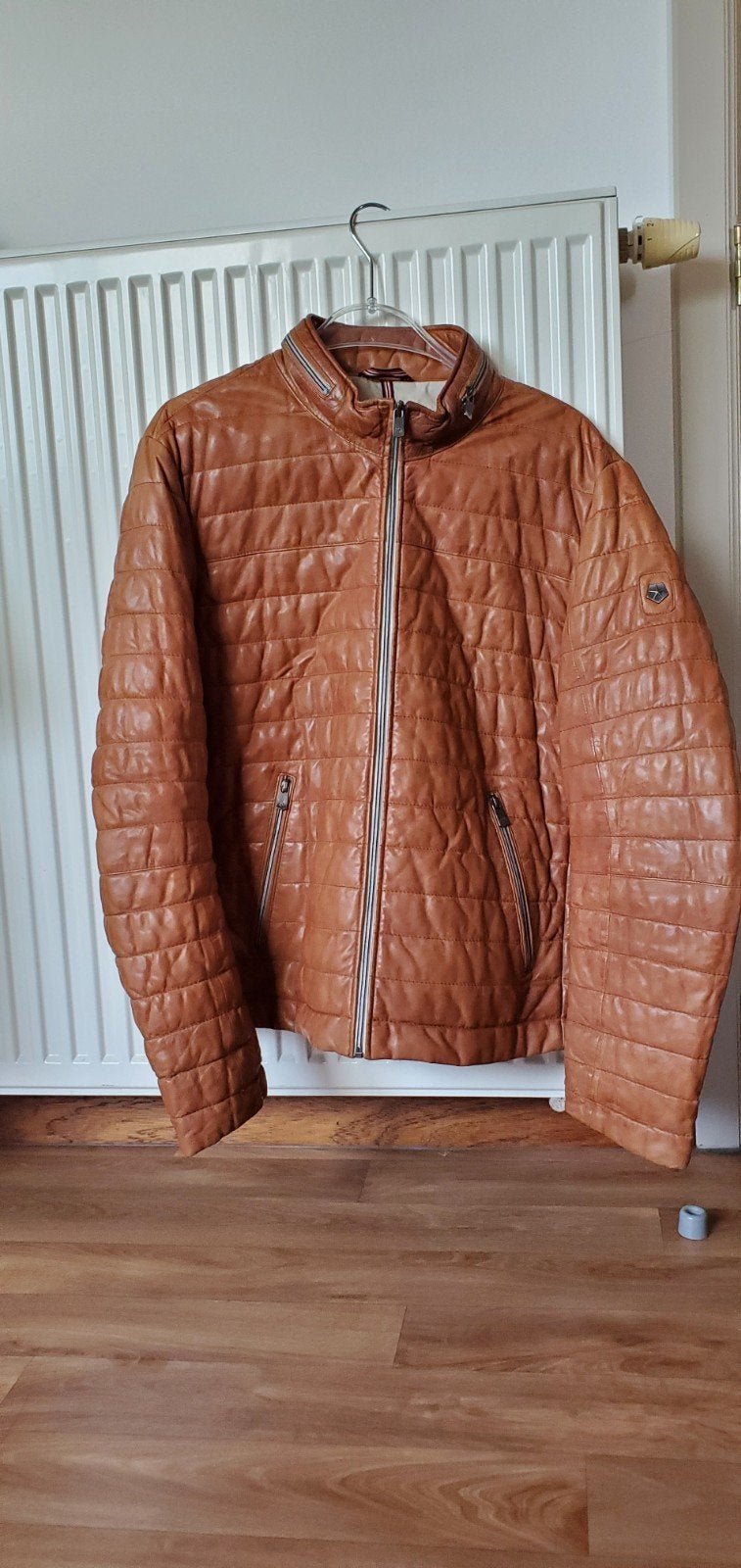 Leder jas Milestone cognac kleur.
Maat 52 of L
100% lamslede, Kleding | Heren, Ophalen of Verzenden, Maat 52/54 (L)