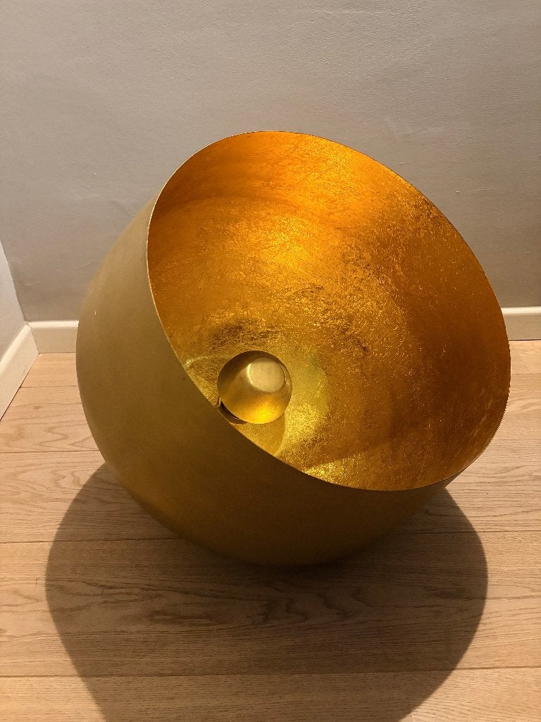 Lampe de sol sculpturale Ø50 cm – Laiton et intérieur doré, Maison & Meubles, Doré, Comme neuf, Source lumineuse incluse, Métal