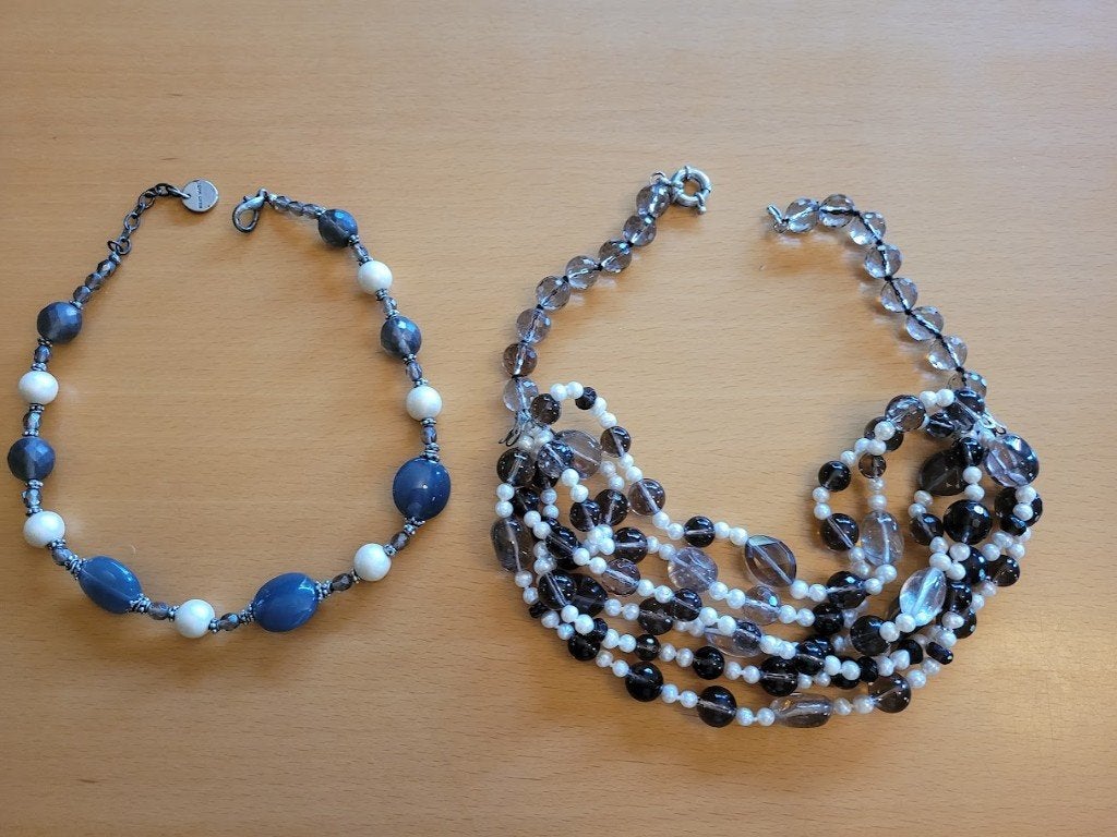 2x grijze korte fantasieketting, Handtassen en Accessoires, Verstelbaar, Ophalen of Verzenden, Zo goed als nieuw, Steen of Mineraal