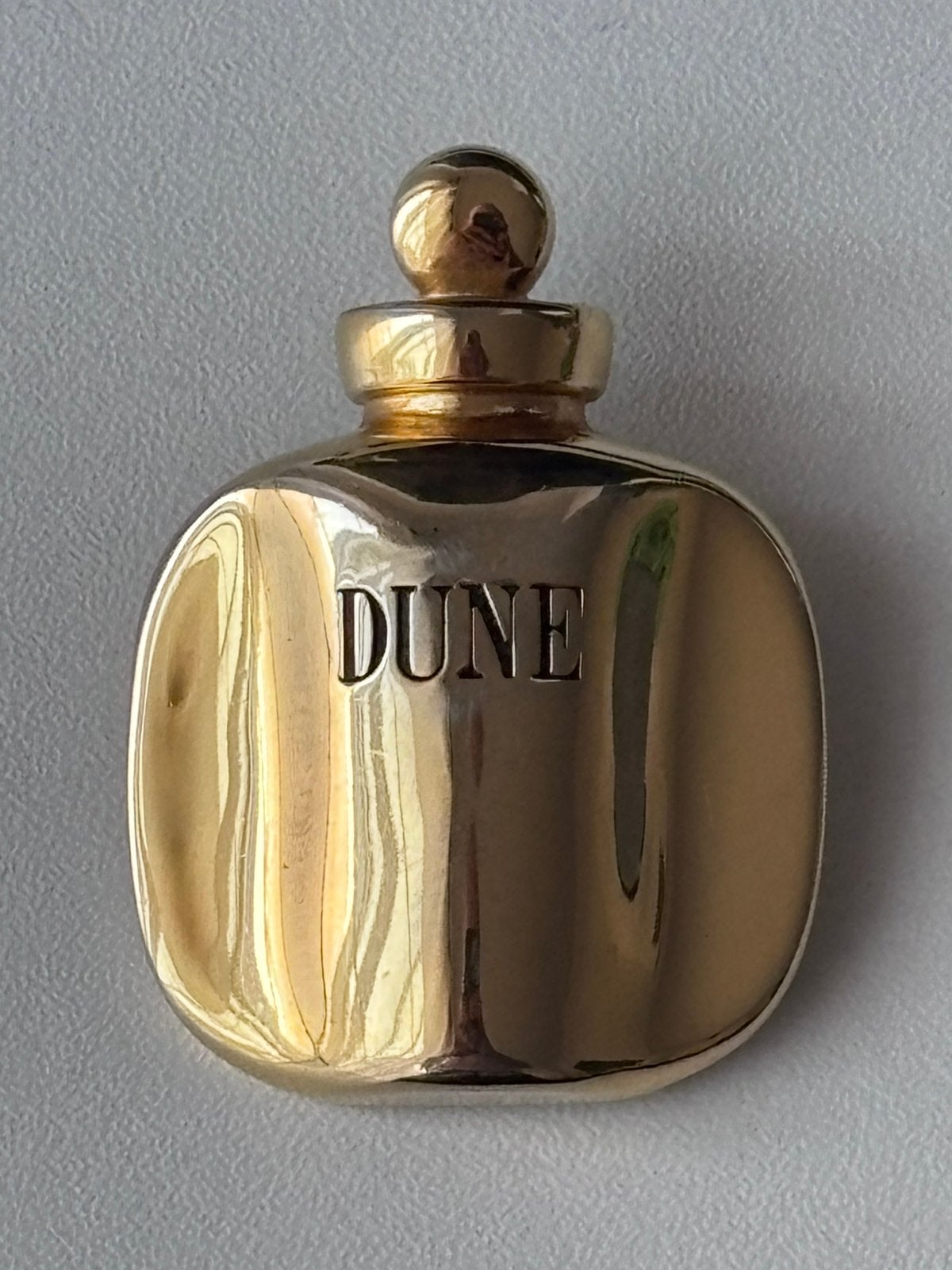 Broche / Pin's Christian Dior "Dune" – Métal Doré, Enlèvement, Comme neuf, Marque, Insigne ou Pin's