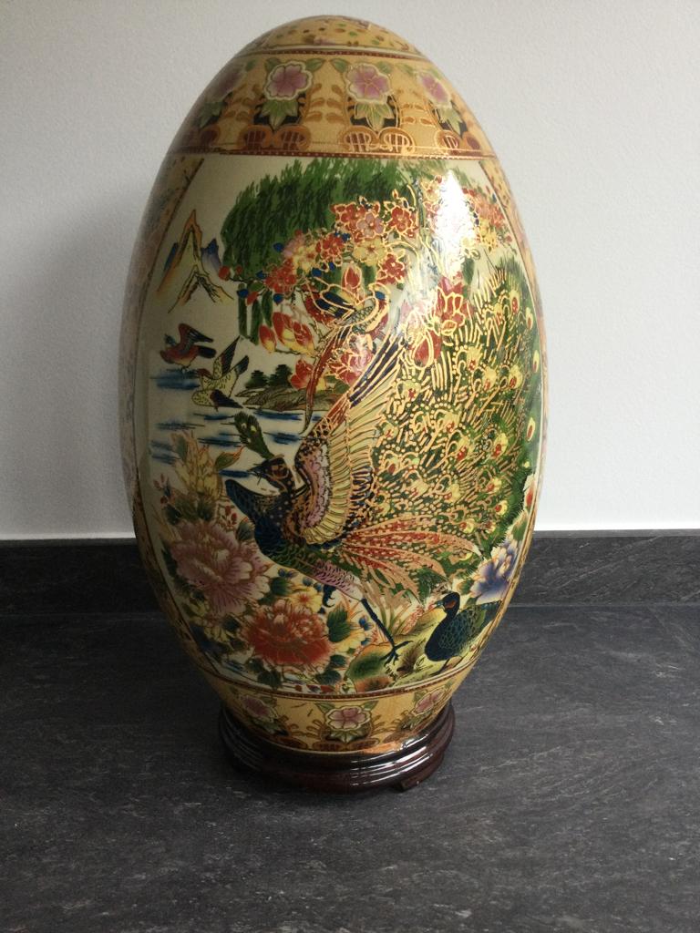 Chinees porseleinen ei op houten staander. Perfecte staat., Moins de 50 cm, Autres couleurs, Poterie ou Porcelaine, Comme neuf