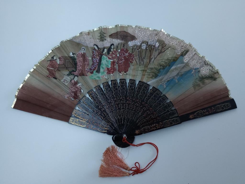 Waaier met fijne stof met japans tafereel, Antiek en Kunst, Antiek | Kleding en Textiel, Ophalen of Verzenden