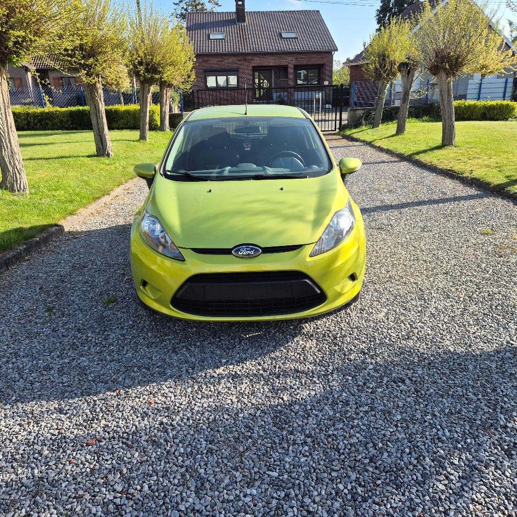 Ford Fiesta 1.3i essance Euro5 Seulement 69.000 km, Voorwielaandrijving, Stof, 4 cilinders, Bedrijf