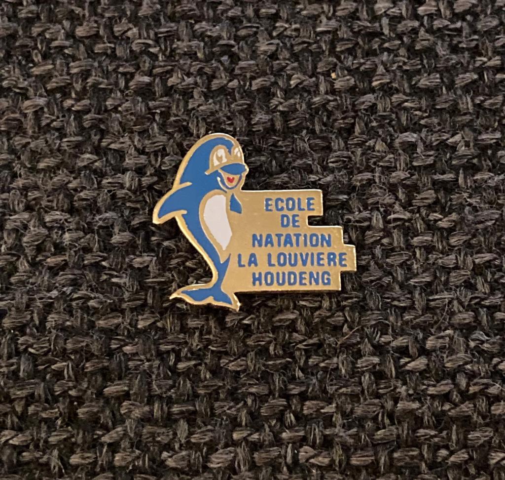 PIN - ECOLE DE NATATION - LA LOUVIERE - HOUDENG - DAUPHIN, Envoi, Utilisé, Sport, Insigne ou Pin's