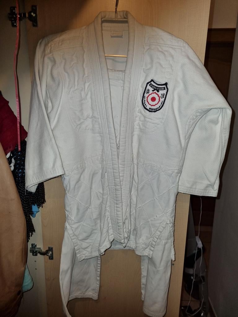 Tenue de judo pantalon et kimono avec ceinture