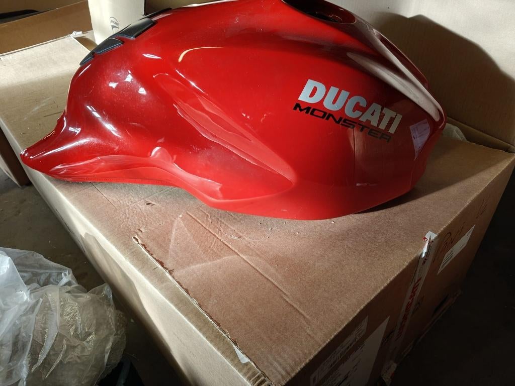 RÉSERVOIR D'ESSENCE DUCATI MONSTER 821 DE 2019, Motos, DUCATI, Enlèvement ou Envoi, Utilisé, Jackierogier@outlook.be
