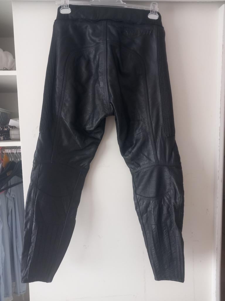 Lederen motorbroek, Ophalen