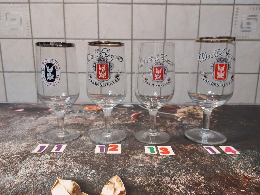 Verres à bière anciens Vandenheuvel à pied, Collections, Verres & Petits Verres, Comme neuf, Verre à bière, Enlèvement ou Envoi