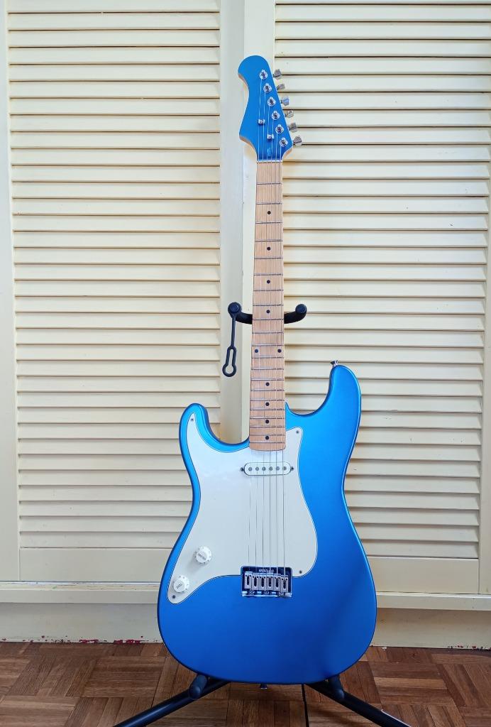Opgewaardeerde LINKSHANDIGE elektrische gitaar AZUUR BLAUW, Enlèvement ou Envoi, Comme neuf, Solid body, Autres marques
