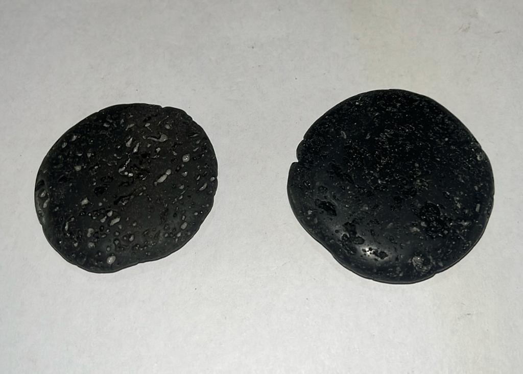 2 x Basalt Lava Schijf - 37gram totaal - diam.39mm en 44mm, Ophalen of Verzenden, Mineraal