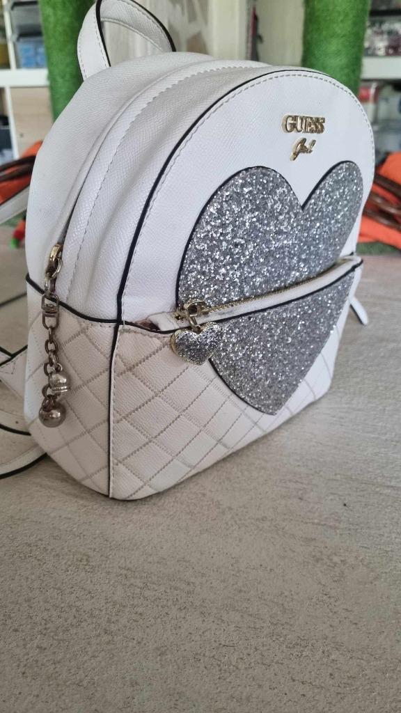 Beige gewatteerde rugzak van Guess met groot hart met zilver, Overige merken, Verzenden, 25 tot 40 cm, Zo goed als nieuw