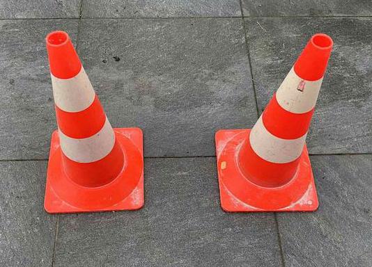 2 verkeerskegels - rood/wit, Ophalen of Verzenden, Gebruikt