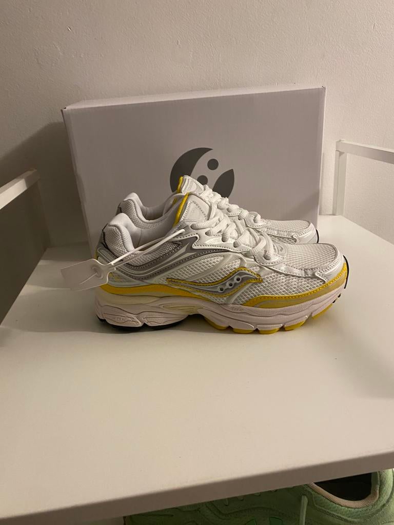 Saucony blanc jaune, Sport en Fitness, Volleybal, Ophalen, Zo goed als nieuw