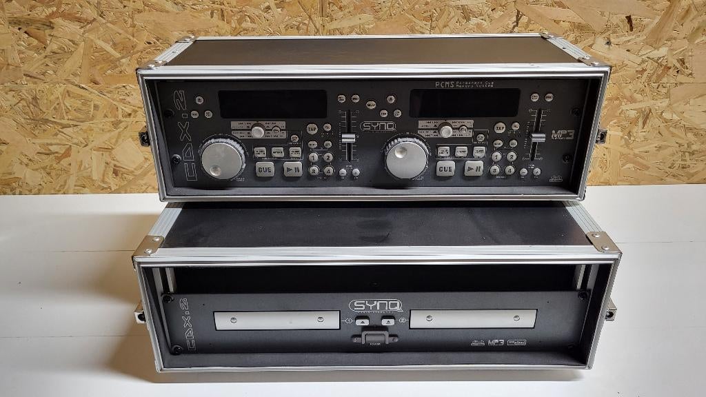 Lecteur double CD Synq CDX-2 dans un étui de transport, TV, Hi-fi & Vidéo, Lecteurs CD, Utilisé, Autres marques, Enlèvement