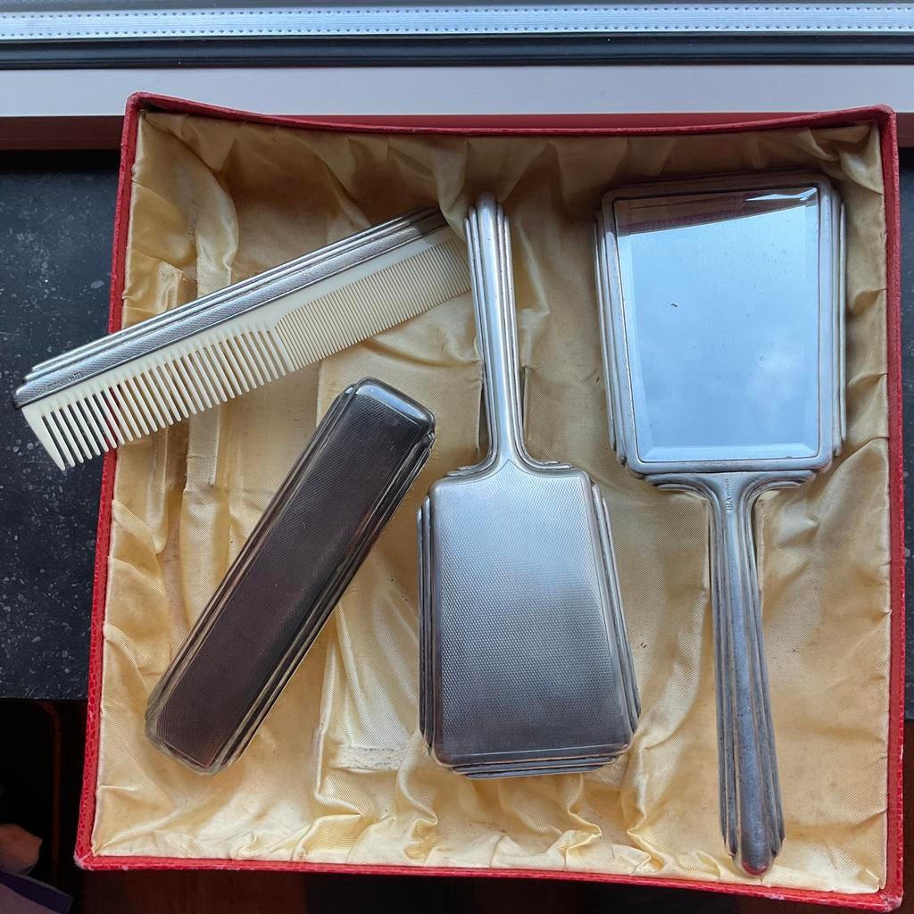Bel ensemble comprenant une brosse, un miroir …., Antiquités & Art, Envoi