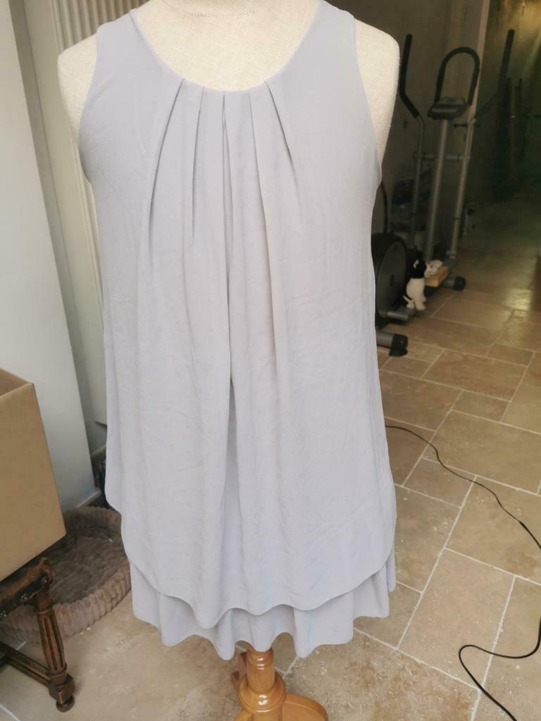 Jolie robe courte en voile, Enlèvement ou Envoi, Comme neuf, Gris