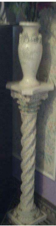 Colonne (genre) marbre  avec vase, Enlèvement
