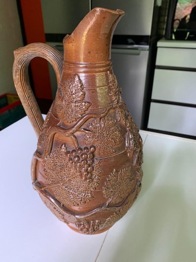 Cruche en poterie brune, Enlèvement