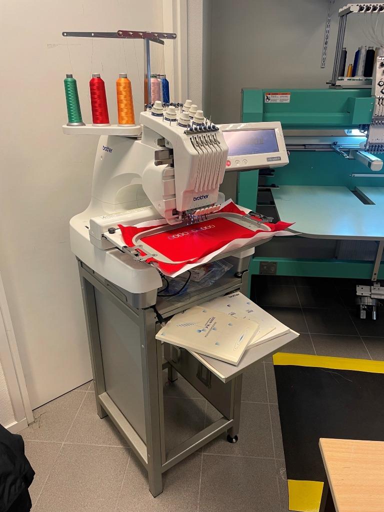 Te koop gevraagd borduurmachine BROTHER PR, Hobby en Vrije tijd, Borduren en Borduurmachines, Ophalen, Gebruikt, Machineborduren