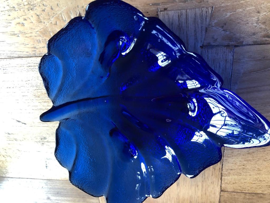Blauwe Glasschaal in bladvorm, Ophalen of Verzenden, Nieuw, Glas, Schaal