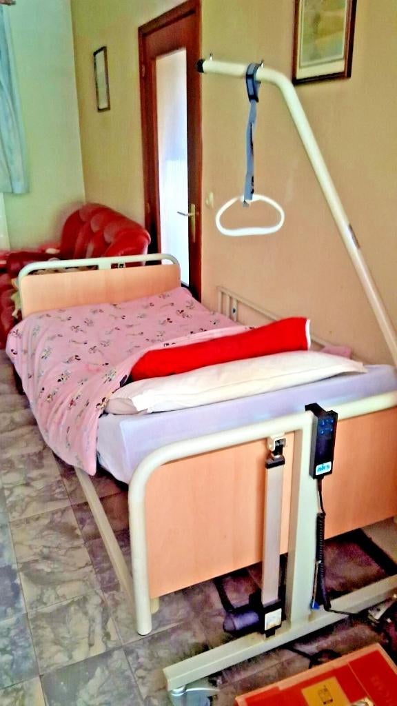 Elektrisch medisch bed, Ophalen, Zo goed als nieuw