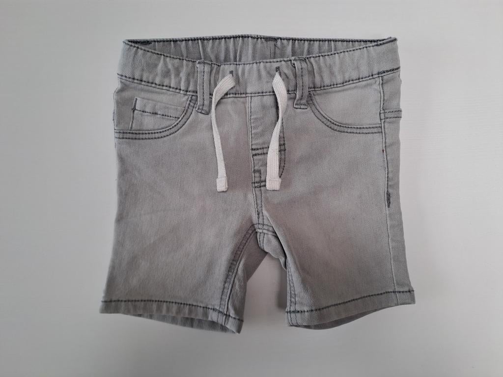 Mt 86 Lichtgrijze stretchdenim short, Kinderen en Baby's, Babykleding | Maat 86, Gebruikt, Jongetje, Ophalen of Verzenden
