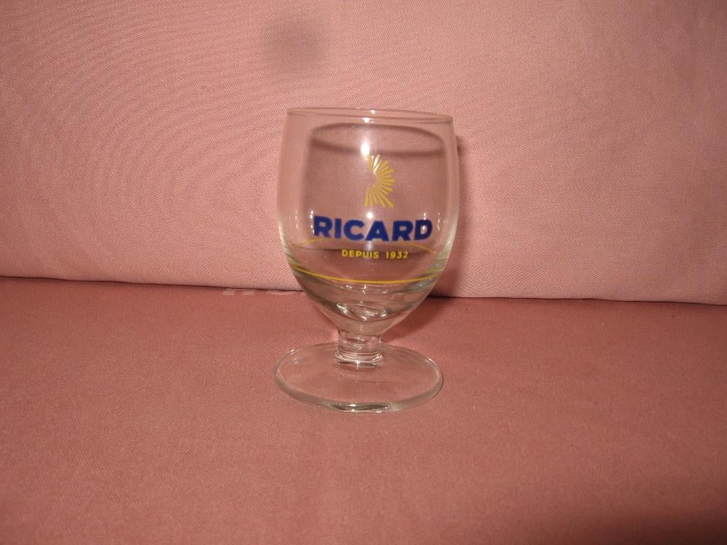 Petit verre ballon Ricard en forme de demi-soleil jaune..., Enlèvement ou Envoi, Comme neuf, Ustensile