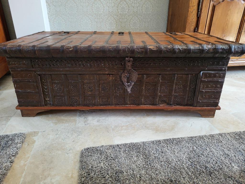 Valise de voyage pour les Indes orientales, Enlèvement