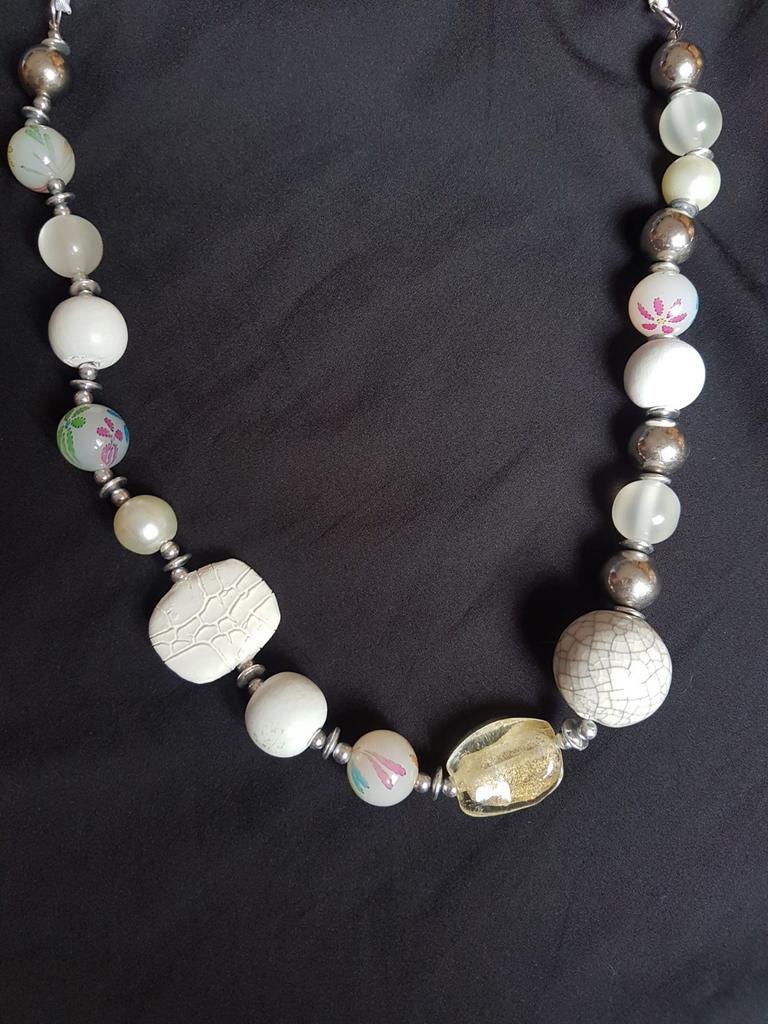 Collier blanc, Bijoux, Sacs & Beauté, Enlèvement ou Envoi, Comme neuf, Blanc, Pierre ou Minéral