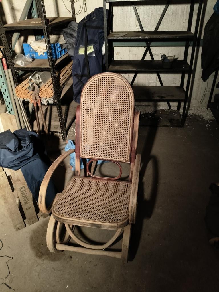 Fauteuil à bascule ancien, Enlèvement
