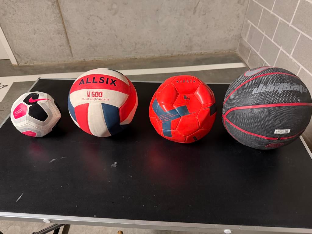 Sportballen : voetbal, baskebal, volleybal, Ophalen, Zo goed als nieuw