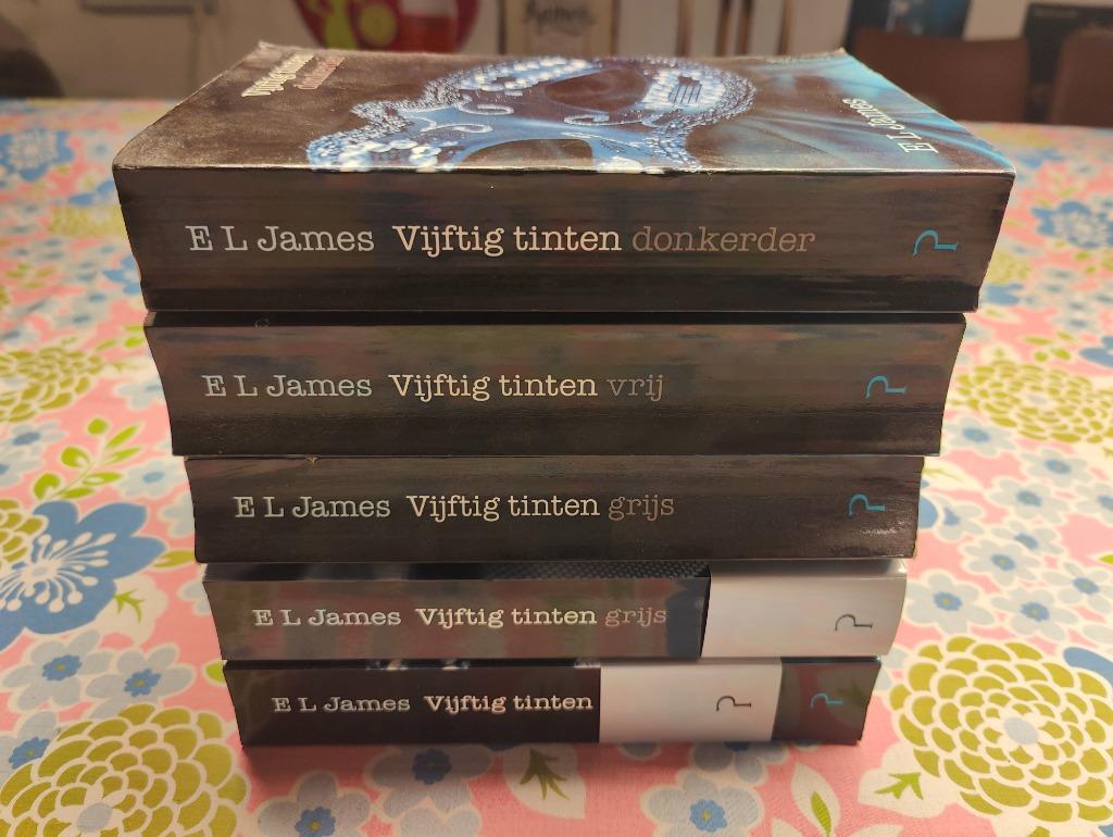 Lot 5 romans Vijftig tinten - E.L. James, Ophalen of Verzenden, Gelezen