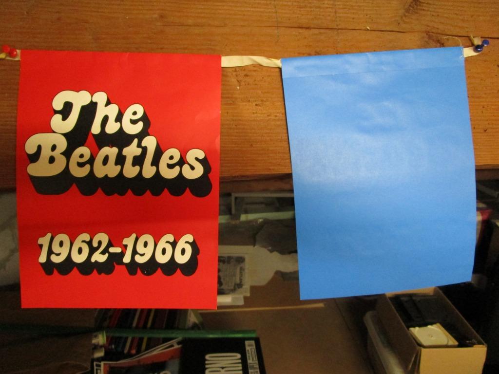 THE BEATLES 62-70 - 2 PROMO VLAGGEN - EMI/APPLE UIT WINKELS, Verzenden, Zo goed als nieuw