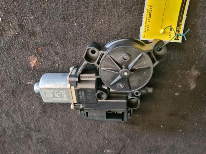 Moteur de vitre portière d'un Volkswagen Polo, Autos : Pièces & Accessoires, Enlèvement ou Envoi, 3 mois de garantie, Utilisé