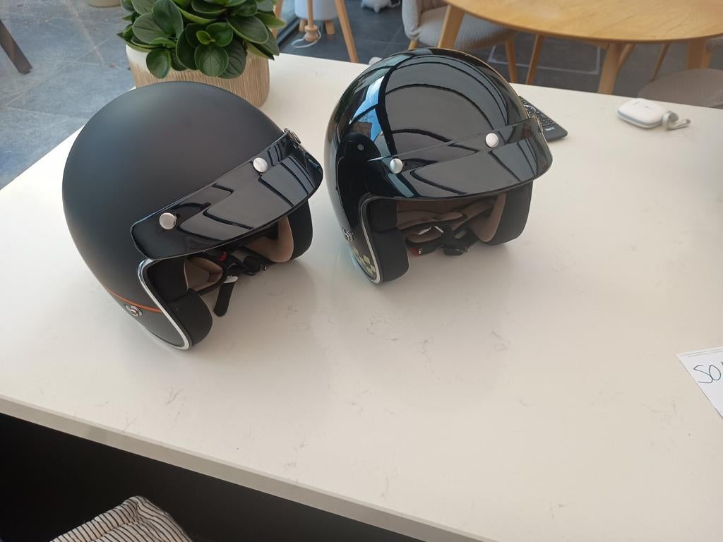 Helmen bromfiets Vespa of dergelijke. Mat zwart S en zwart M, Ophalen