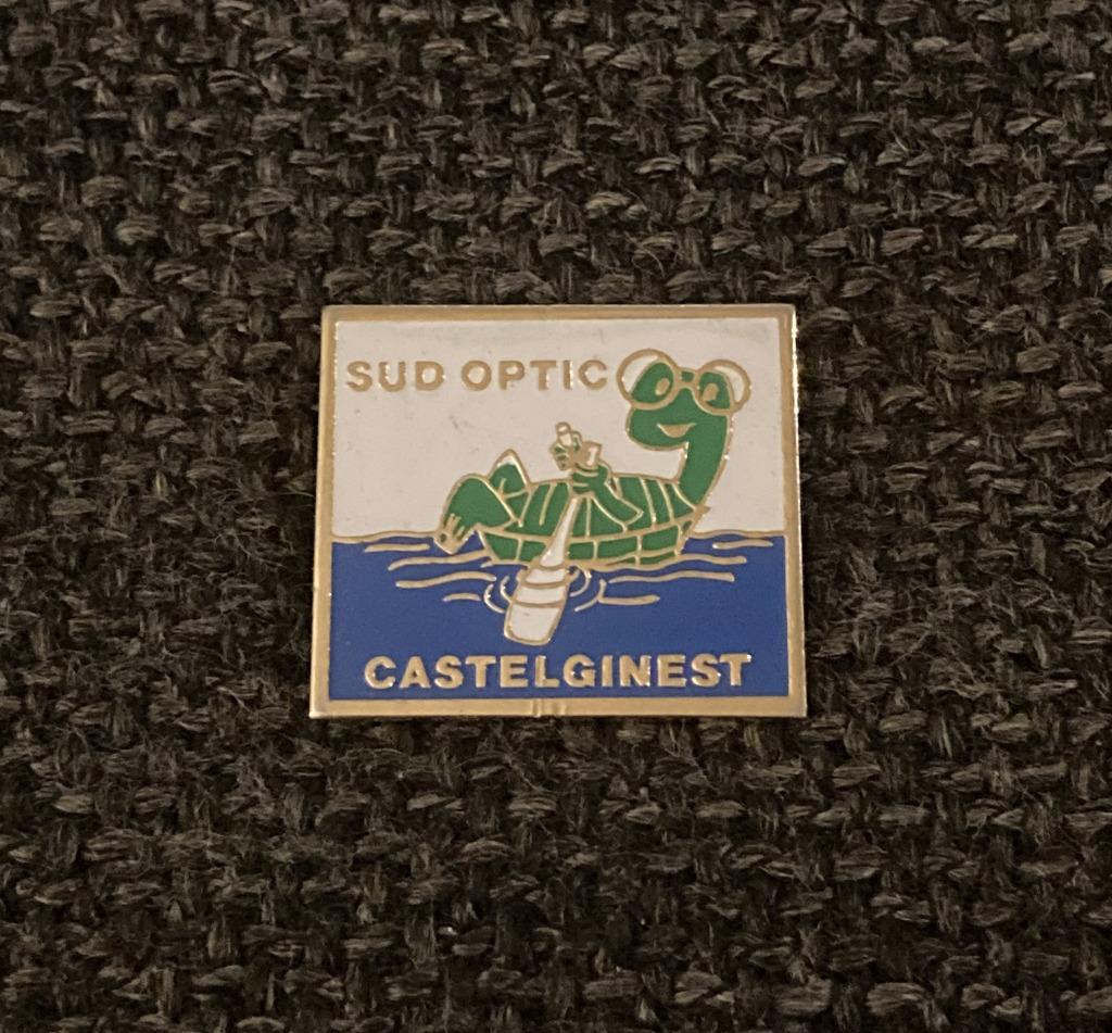 PIN - SUD OPTIC - CASTELGINEST - TORTUE - SCHILDPAD, Verzenden, Gebruikt, Overige onderwerpen, Speldje of Pin