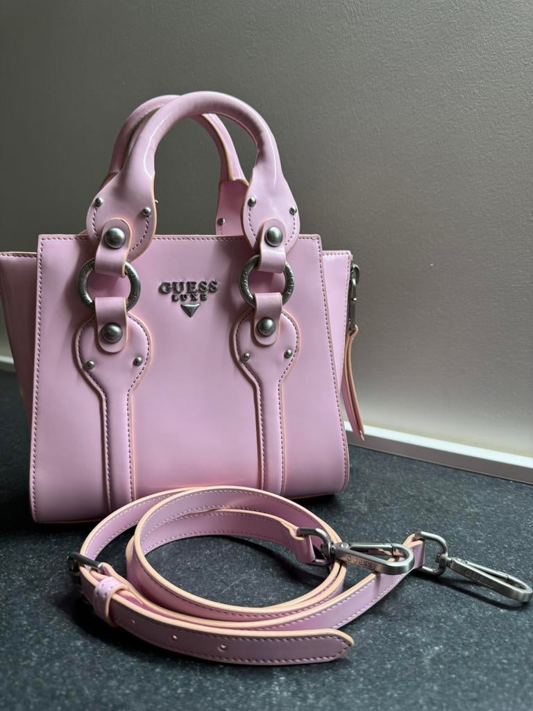 sac à main GUESS Luxe rose – Élégance et praticité !, Bijoux, Sacs & Beauté, Enlèvement ou Envoi, Comme neuf, Rose, Sac à main