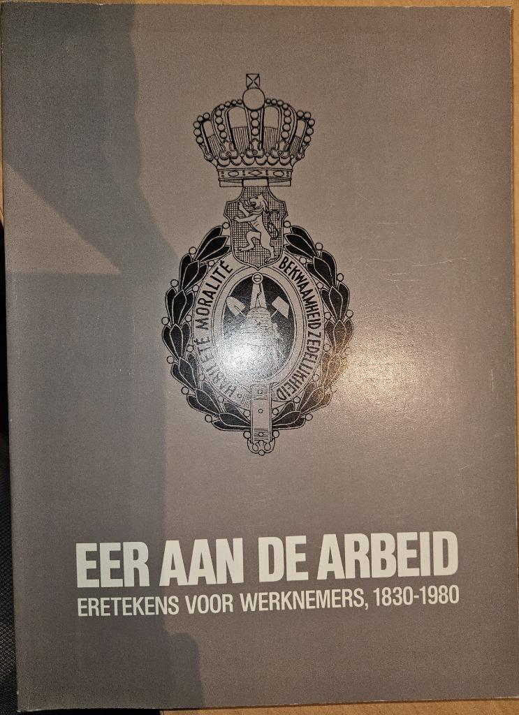 Eer aan de arbeid. Eretekens voor werknemers 1830-1980, Boeken, Ophalen of Verzenden, Zo goed als nieuw, Borne André, Catalogus