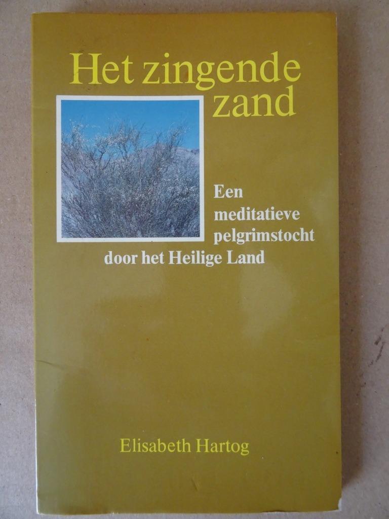 Elisabeth Hartog Het zingende zand meditatieve pelgrimstocht, Verzenden, Christendom | Katholiek, Zo goed als nieuw, Elisabeth Hartog