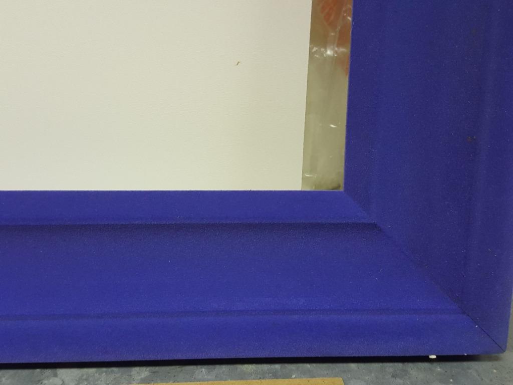 cadre grosse moulure velours ras bleu Klein roi ext 46x56, Enlèvement ou Envoi, Utilisé, Bois