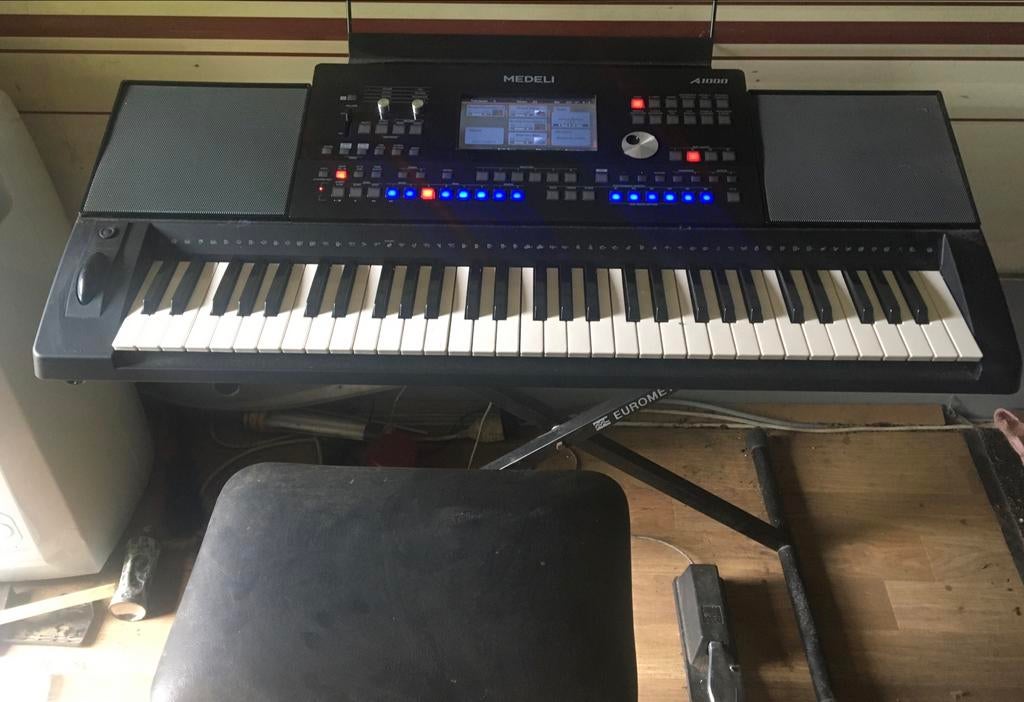 Piano Medeli A 1000, Zo goed als nieuw, Medeli, Met standaard