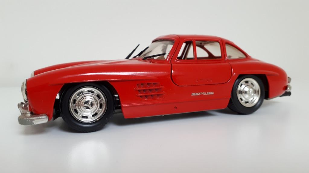 CBCar Mercedes Benz 300SL rouge à l'échelle 1:24 modèle de v, Enlèvement ou Envoi, Comme neuf, Voiture, Autres marques