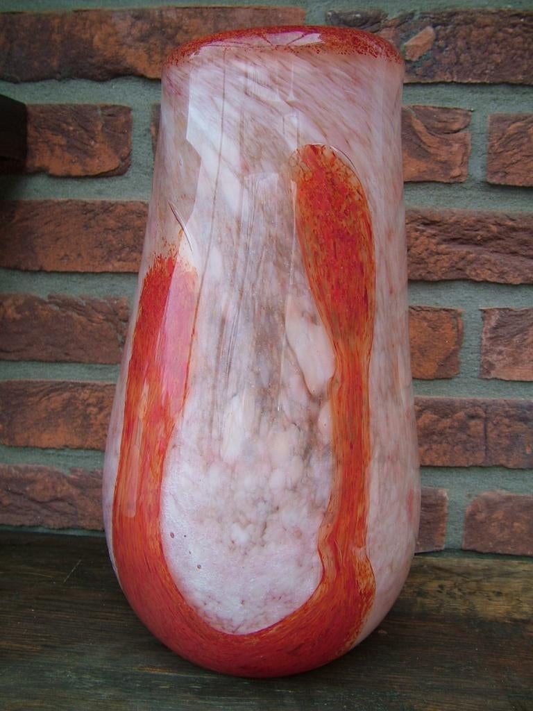 Gesigneerde kunstglas vaas uit atelier Daniel Theys Leuven, Huis en Inrichting, Woonaccessoires | Vazen, Ophalen, Minder dan 50 cm