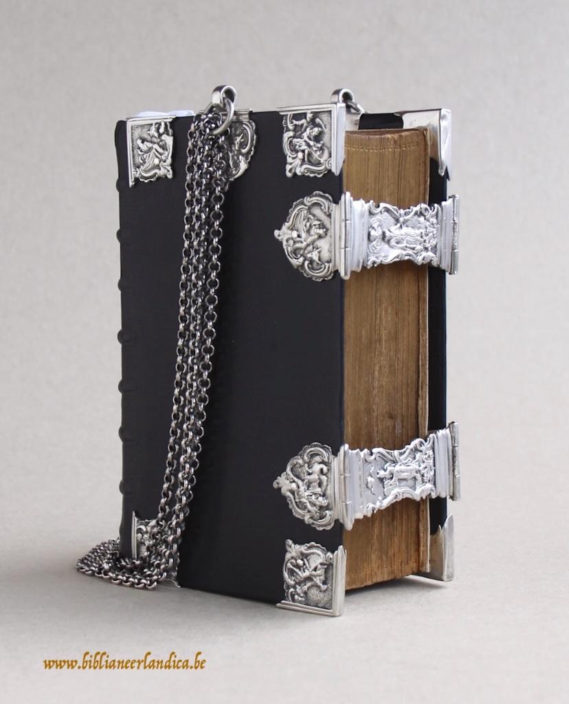 Antieke BIJBEL STATENBIJBEL (1758) 8 HOEKEN + DRAAGKETTING!, Antiek en Kunst, Ophalen of Verzenden, Bijbel Statenbijbel